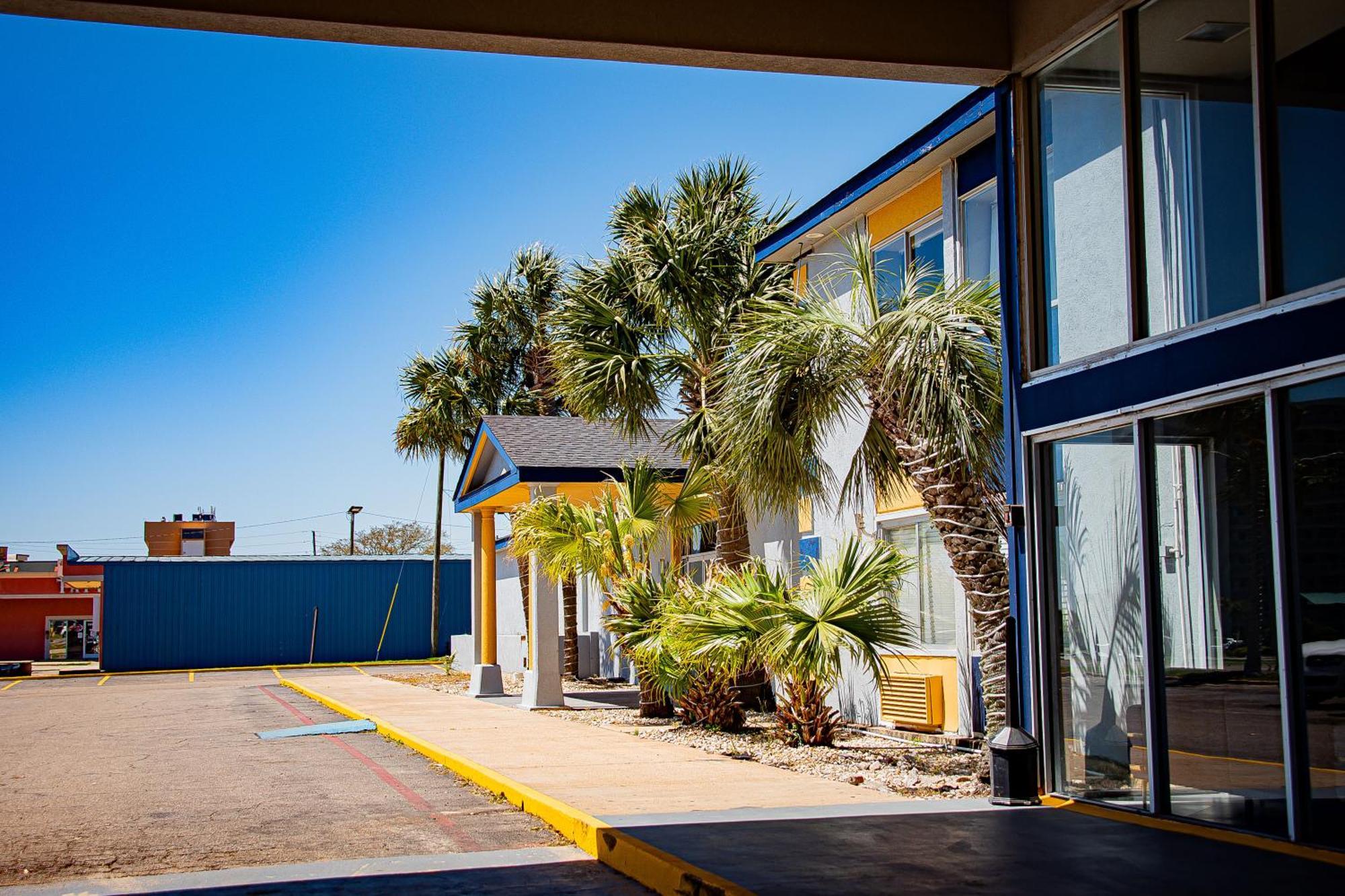 Super 8 By Wyndham Biloxi Motel Exterior photo