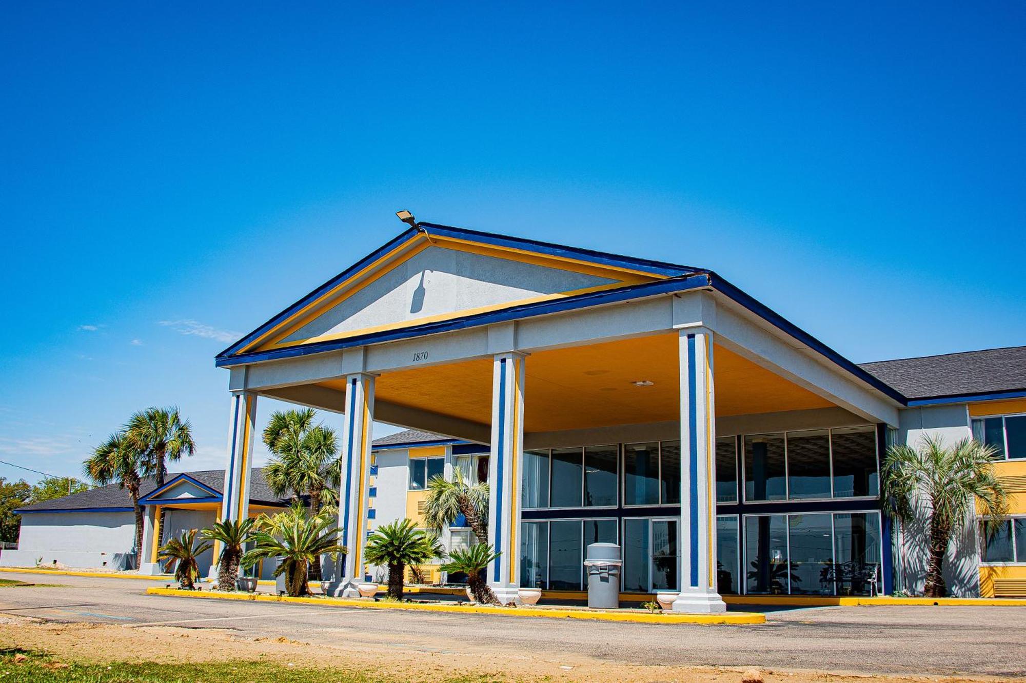 Super 8 By Wyndham Biloxi Motel Exterior photo