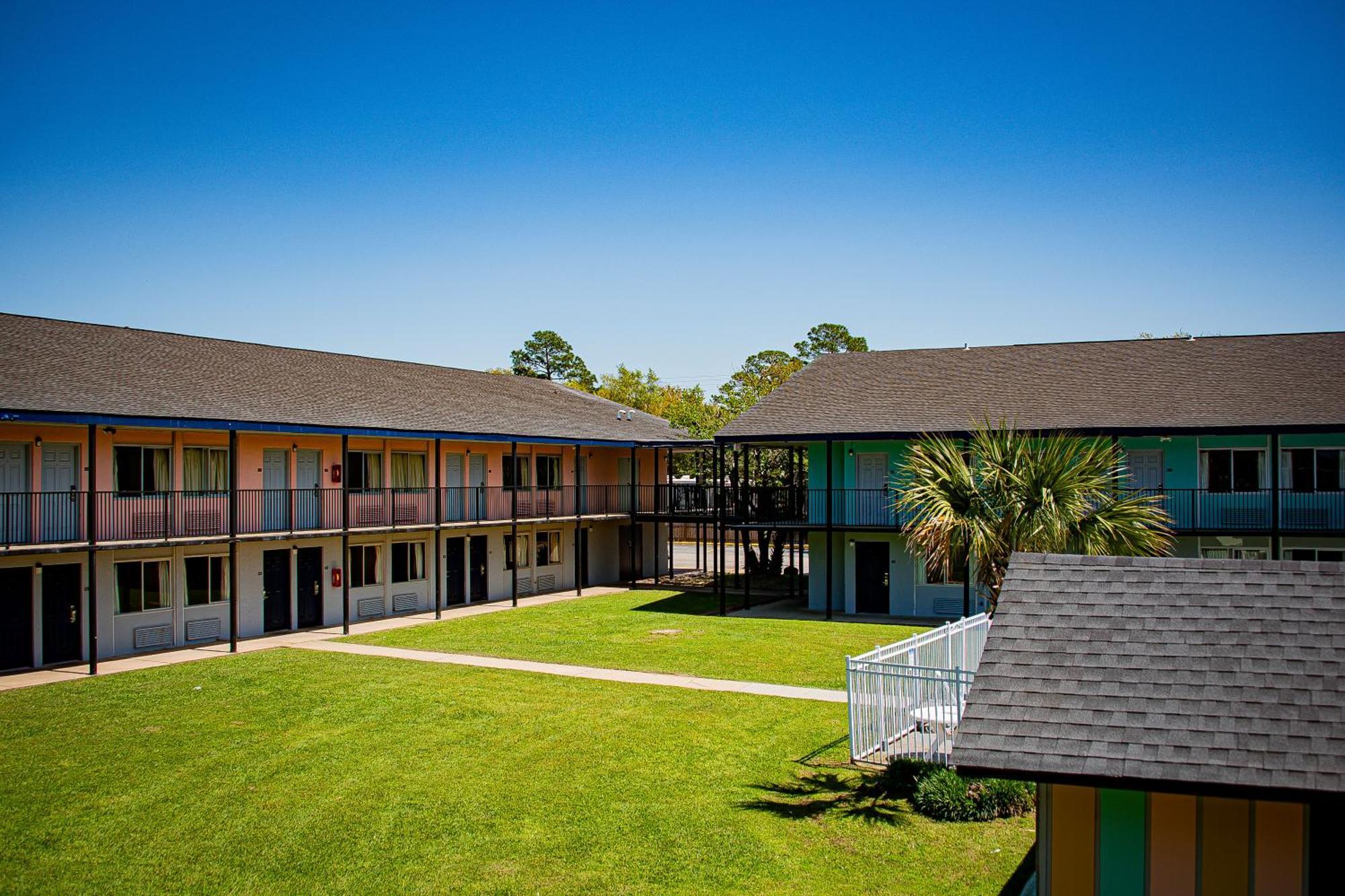 Super 8 By Wyndham Biloxi Motel Exterior photo