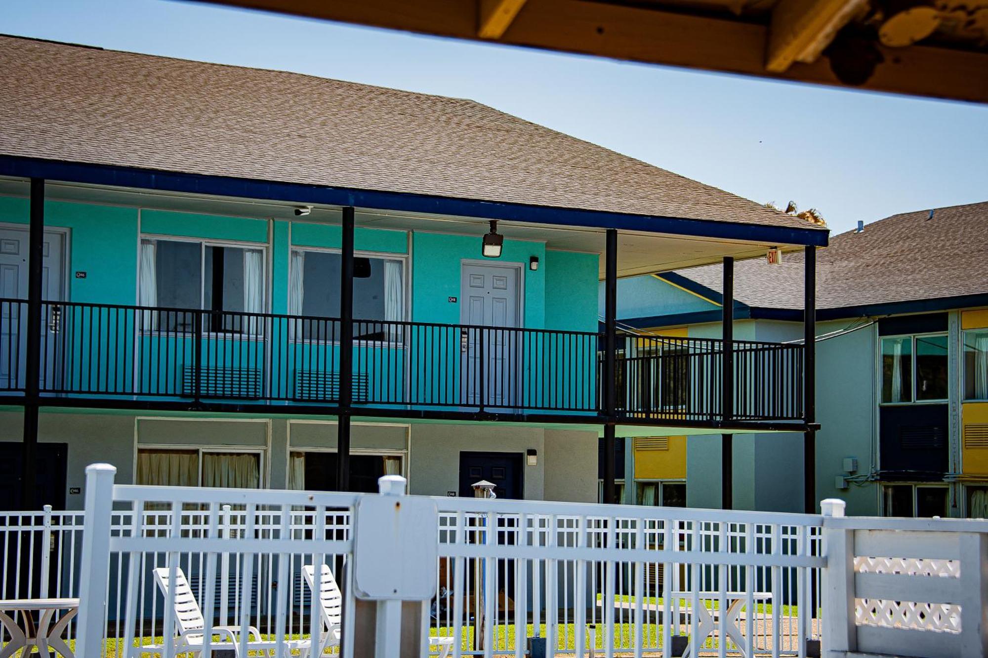 Super 8 By Wyndham Biloxi Motel Exterior photo