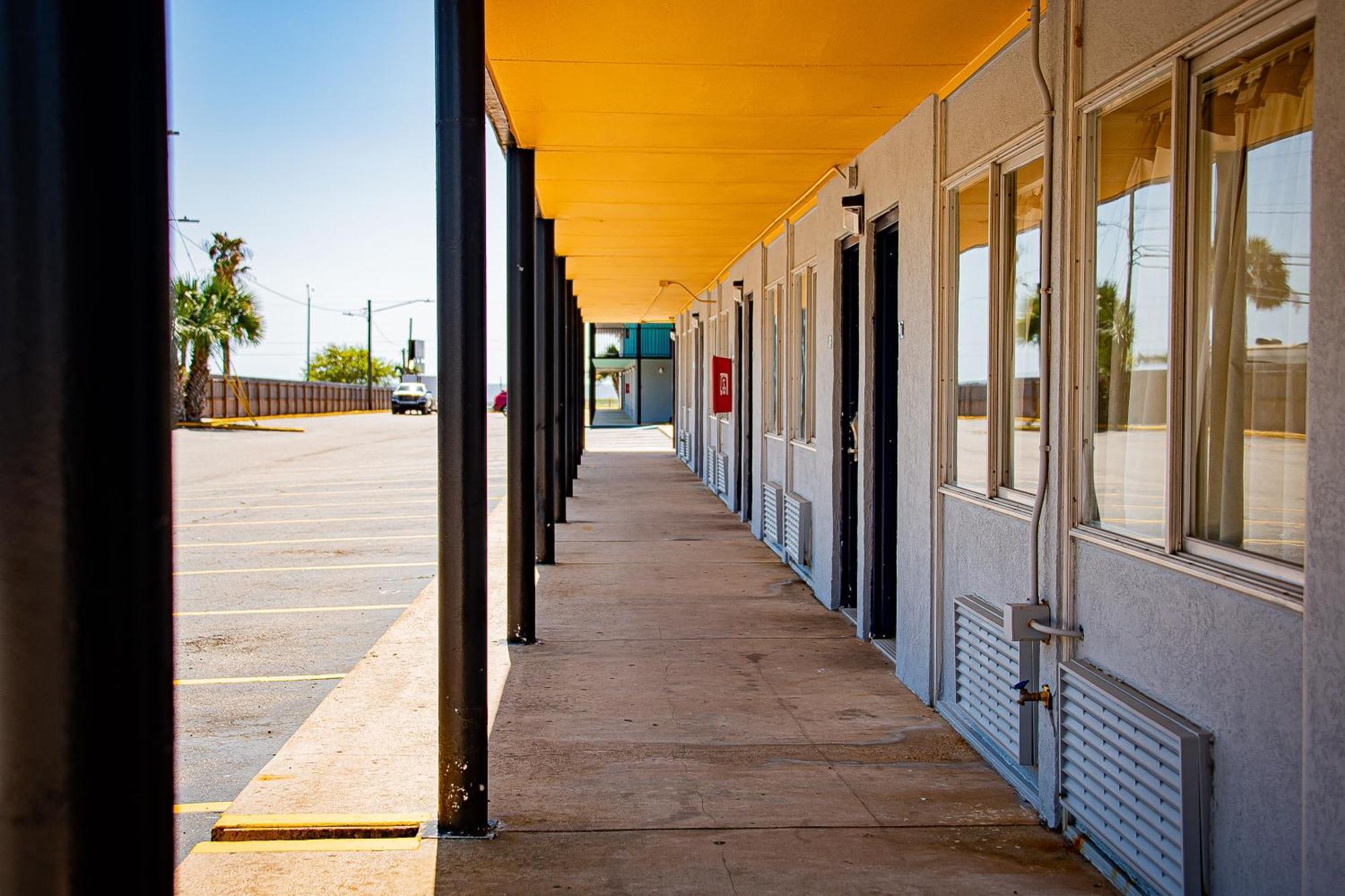 Super 8 By Wyndham Biloxi Motel Exterior photo