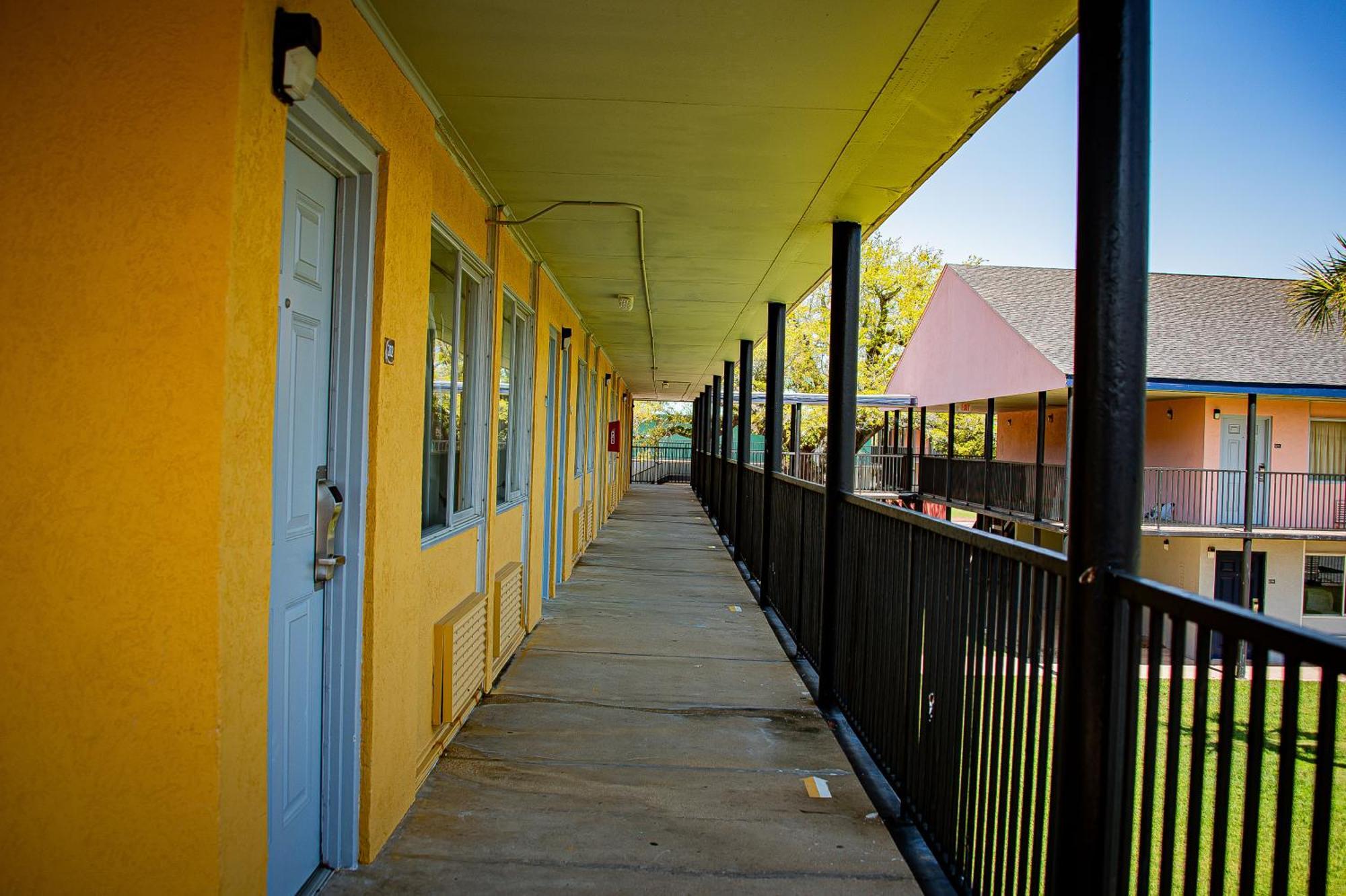 Super 8 By Wyndham Biloxi Motel Exterior photo