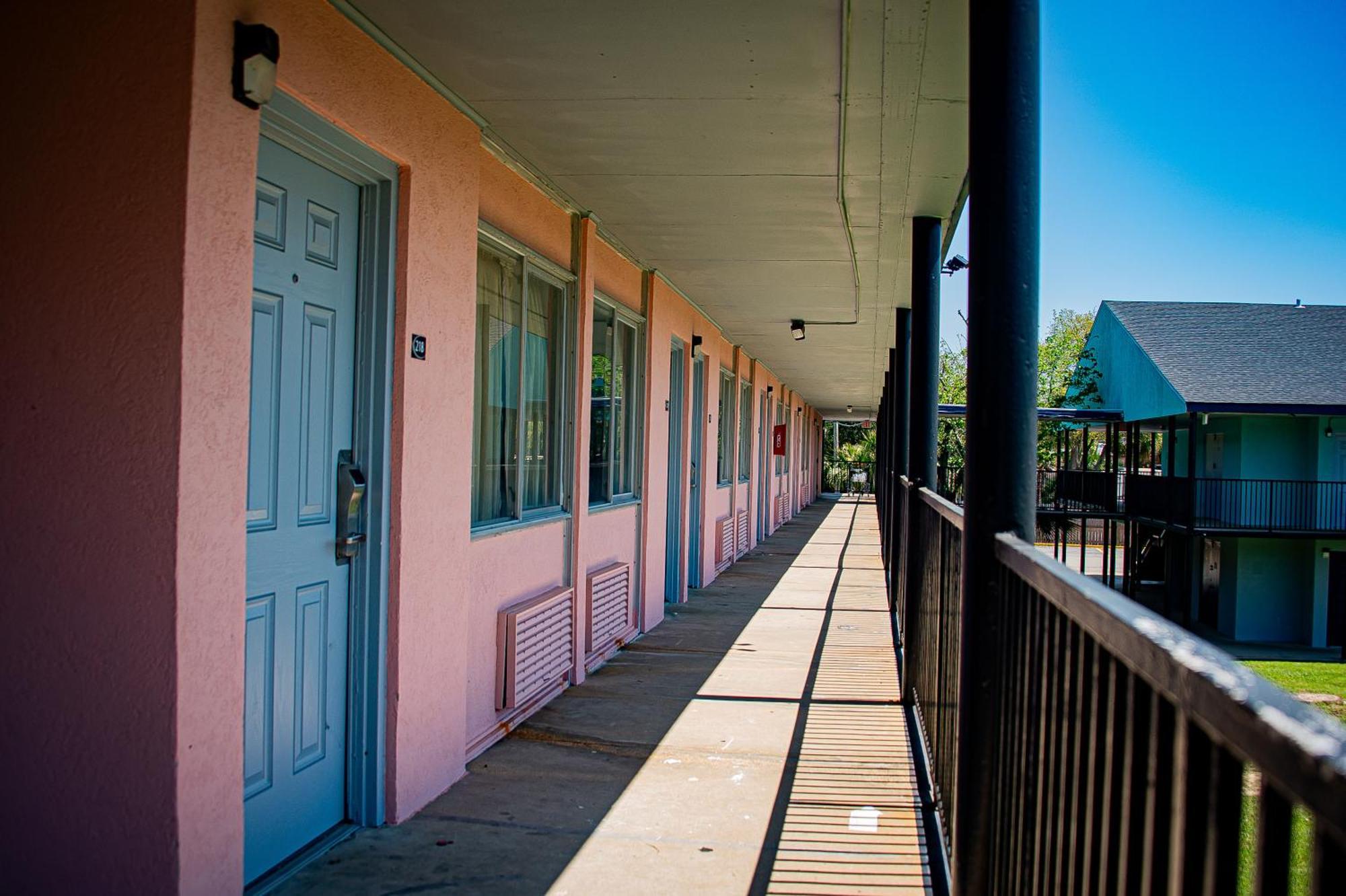 Super 8 By Wyndham Biloxi Motel Exterior photo