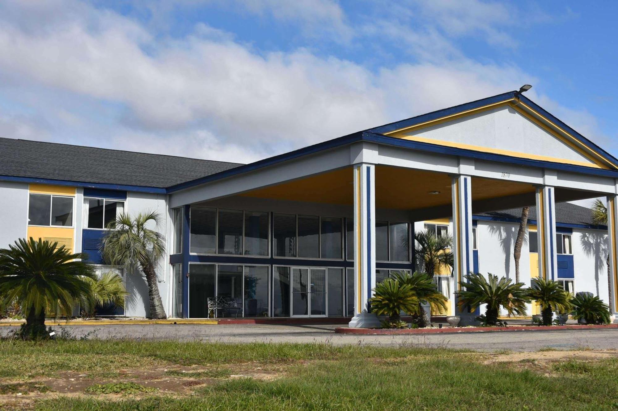 Super 8 By Wyndham Biloxi Motel Exterior photo